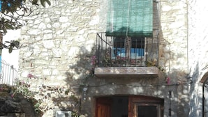 مكتب ومساحة عمل للكمبيوتر المحمول وستائر تعتيم وواي فاي مجانًا