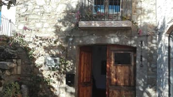 Romantic Town House, 3 Bedrooms | Desk, laptop workspace, blackout drapes, free WiFi