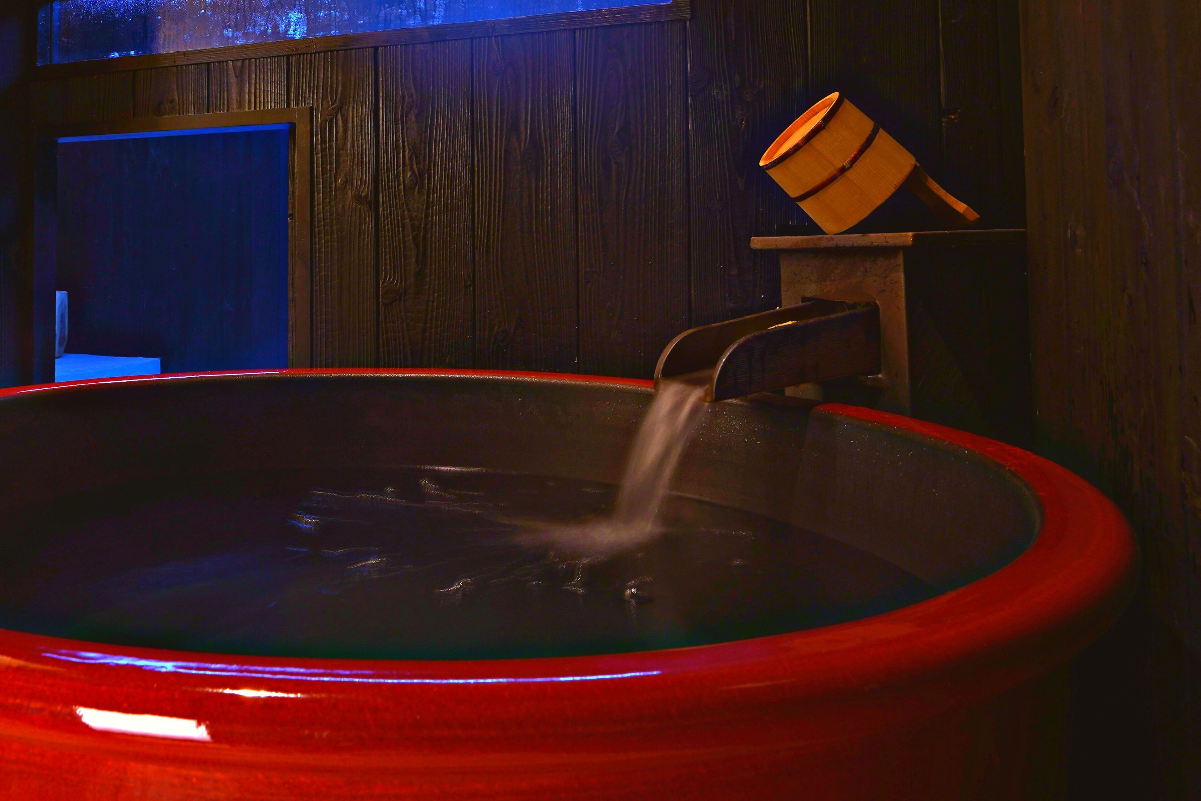 Maison Traditionnelle | Salle de bain | Baignoire et douche séparées, baignoire relaxante profonde