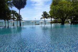 Outdoor pool, pool umbrellas, pool loungers - NorthPoint Pattaya Luxury Apartments by GrandisVillas (Pattaya)