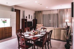 2-Bedroom Sea View | Essbereich im Zimmer