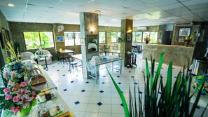 ฝ่ายต้อนรับ