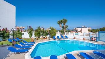 Alberca al aire libre y camastros