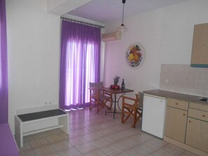 Apartamento familiar, 1 habitación | Zona de estar | Una televisión de pantalla plana
