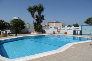 Piscine extérieure, chaises longues