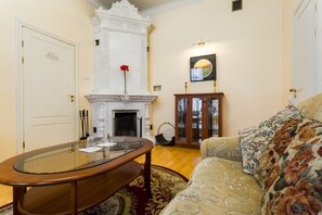 Desk, rollaway beds, free WiFi - Baskov Guesthouse (St. Petersburg)