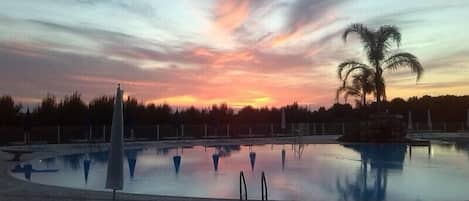 Piscina stagionale all'aperto, ombrelloni da piscina, lettini