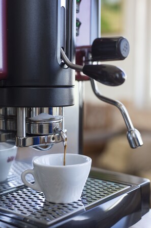 A coffee machine dispensing coffee into a cup. - Hotel Residence Portoselvaggio (Nardò)
