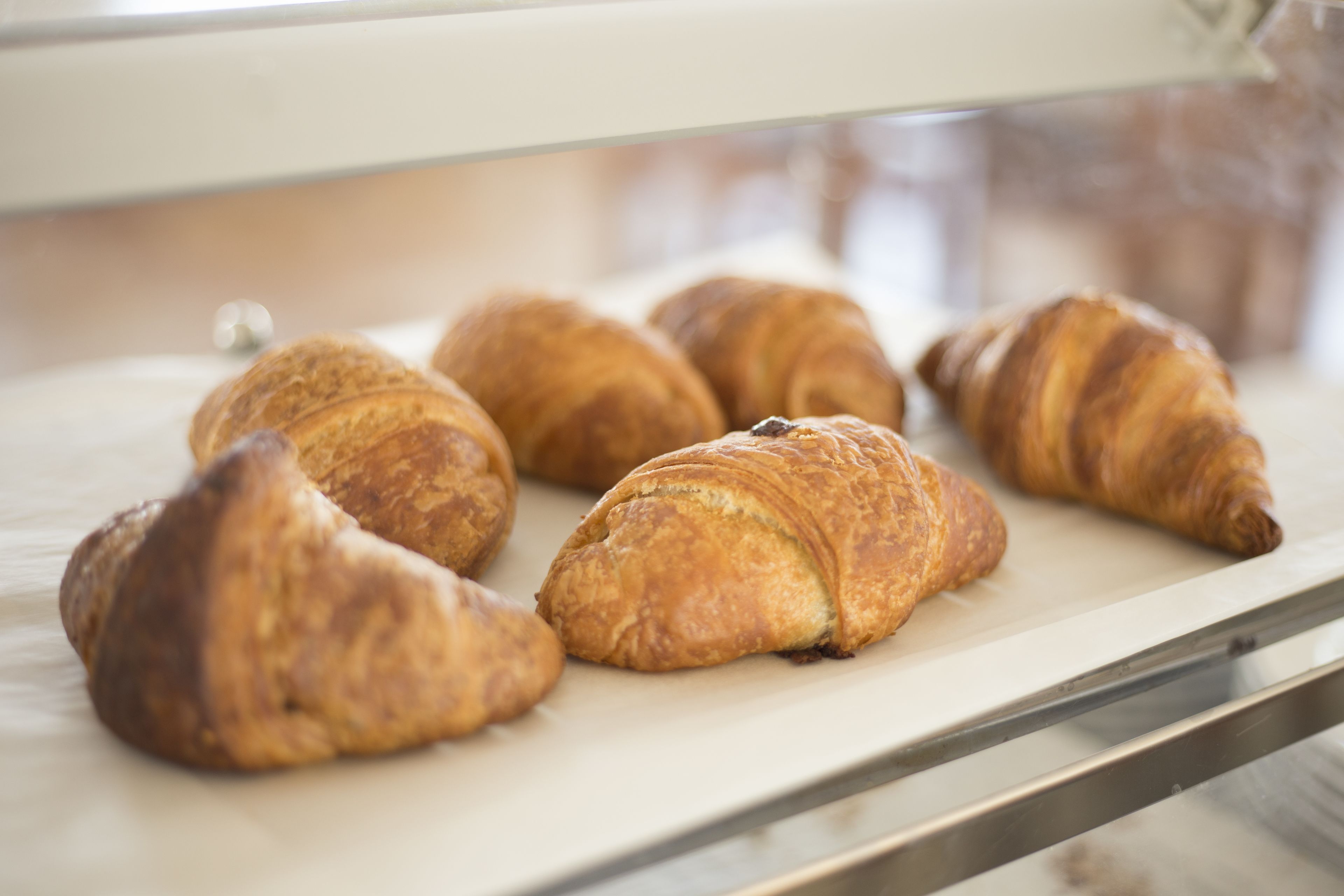 Una teca con diversi croissant.