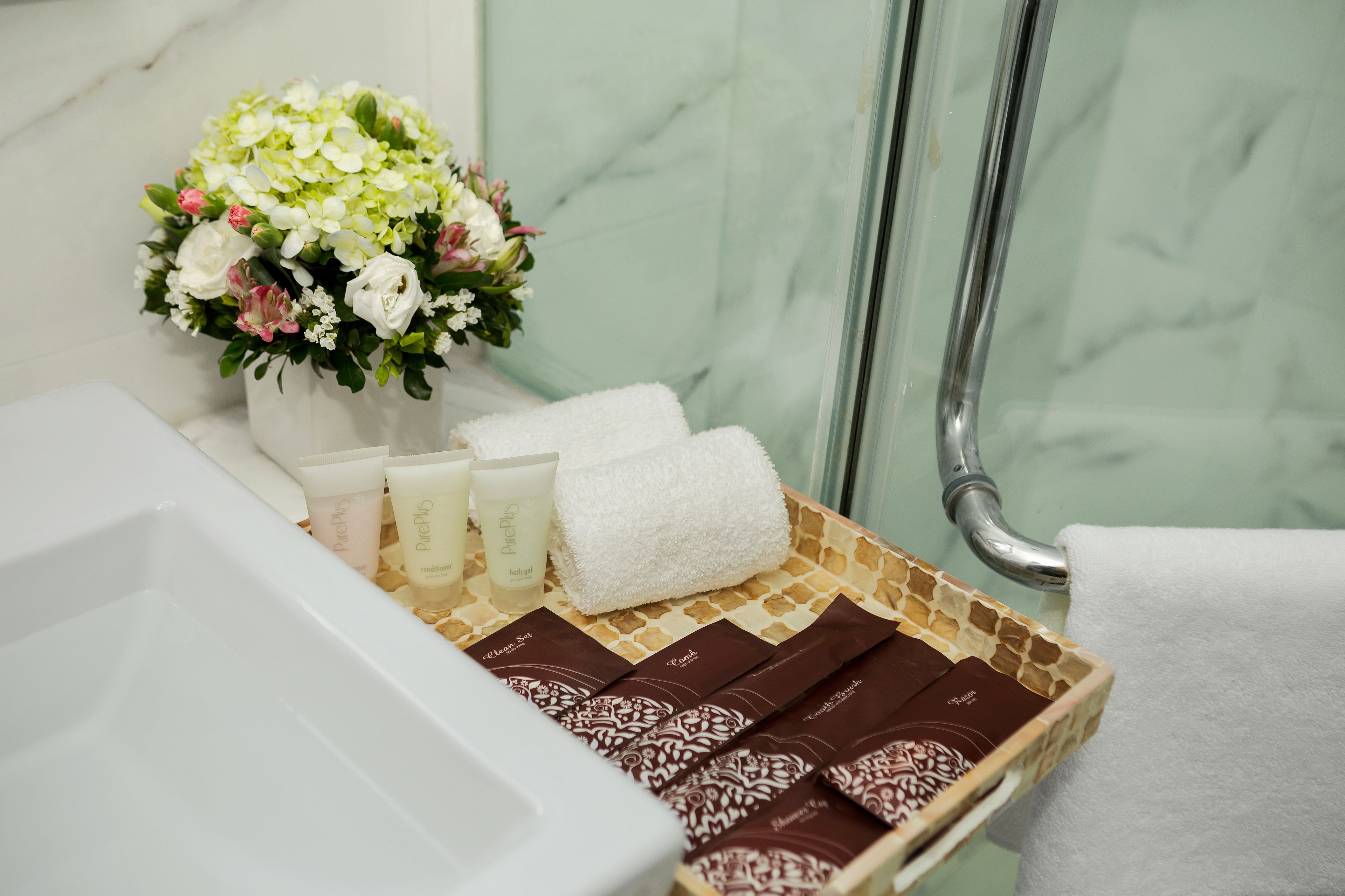 shower, rainfall showerhead, free toiletries, hair dryer