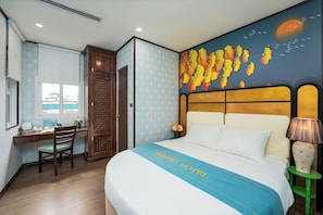 A hotel room with a bed, a desk, and a chair. - Hanoi Maro Hotel (Hanoi)