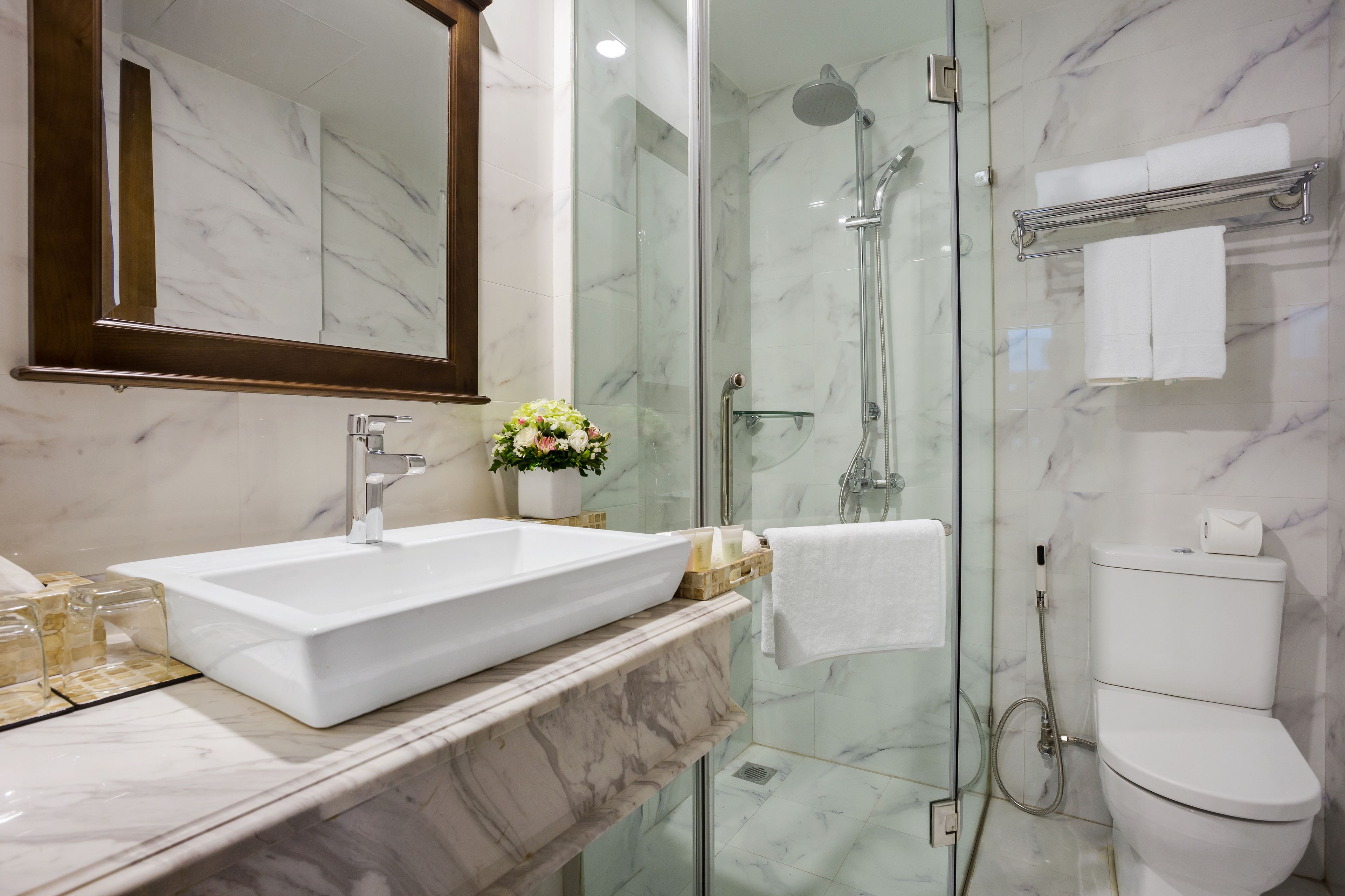 shower, rainfall showerhead, free toiletries, hair dryer