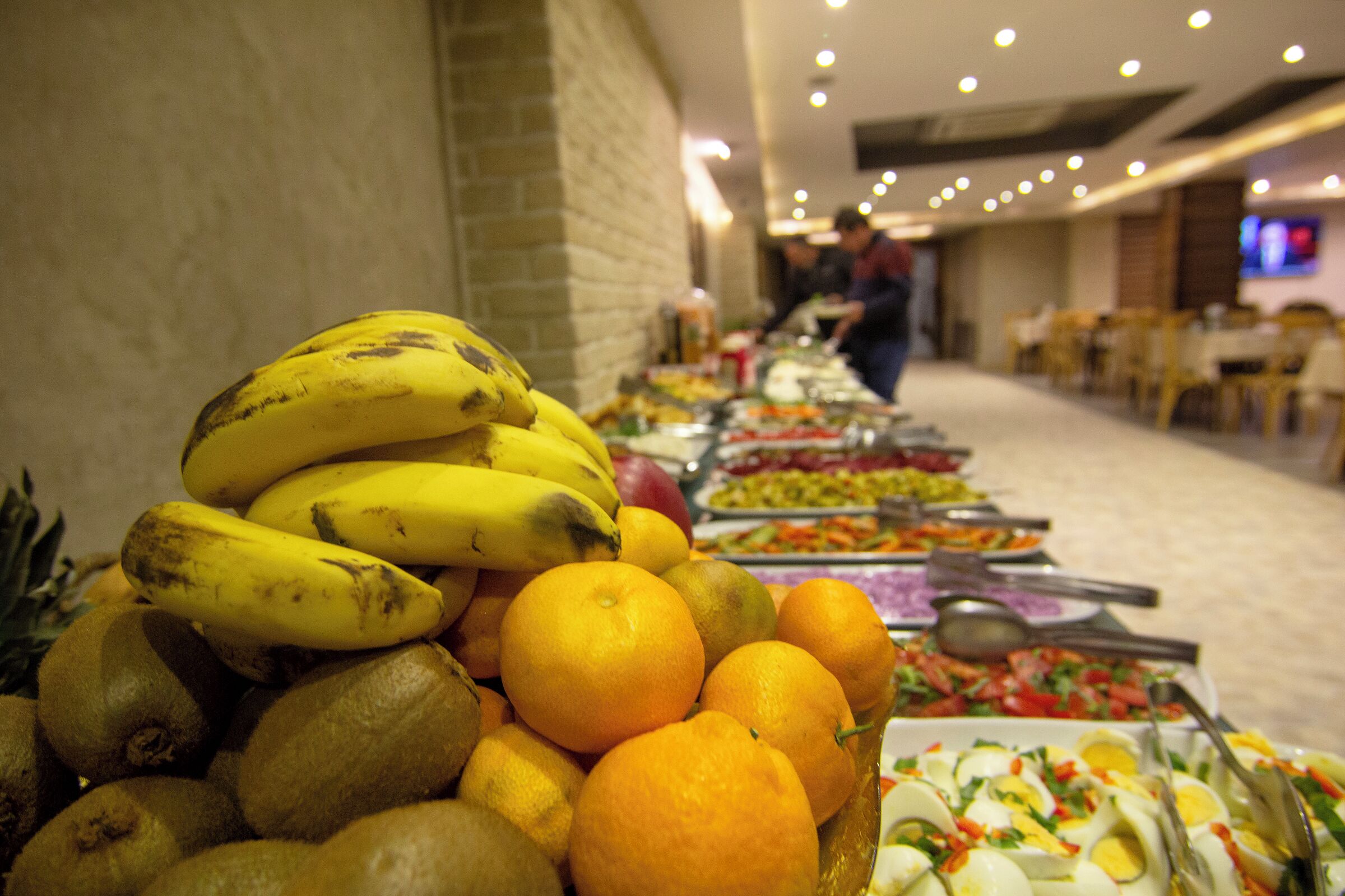 Un bufé con frutas y verduras.