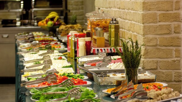 Un buffet proposant une variété de plats et d’ustensiles.