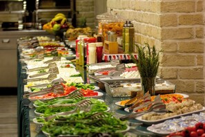 Un bufé con diferentes alimentos y utensilios.