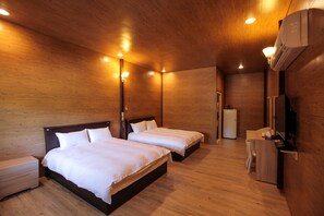 Quadruple Room | Blackout drapes, rollaway beds, free WiFi, bed sheets - Dream House (Hengchun)