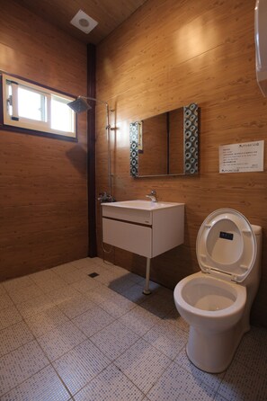 Double Room | Blackout drapes, rollaway beds, free WiFi, bed sheets - Dream House (Hengchun)