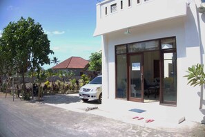 Vista frontal de la propiedad