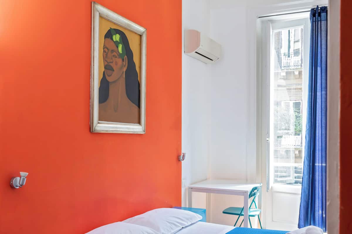 Deluxe-Zimmer, 1 Doppelbett (Private External Bathroom) | 2 Schlafzimmer, individuell dekoriert, individuell eingerichtet