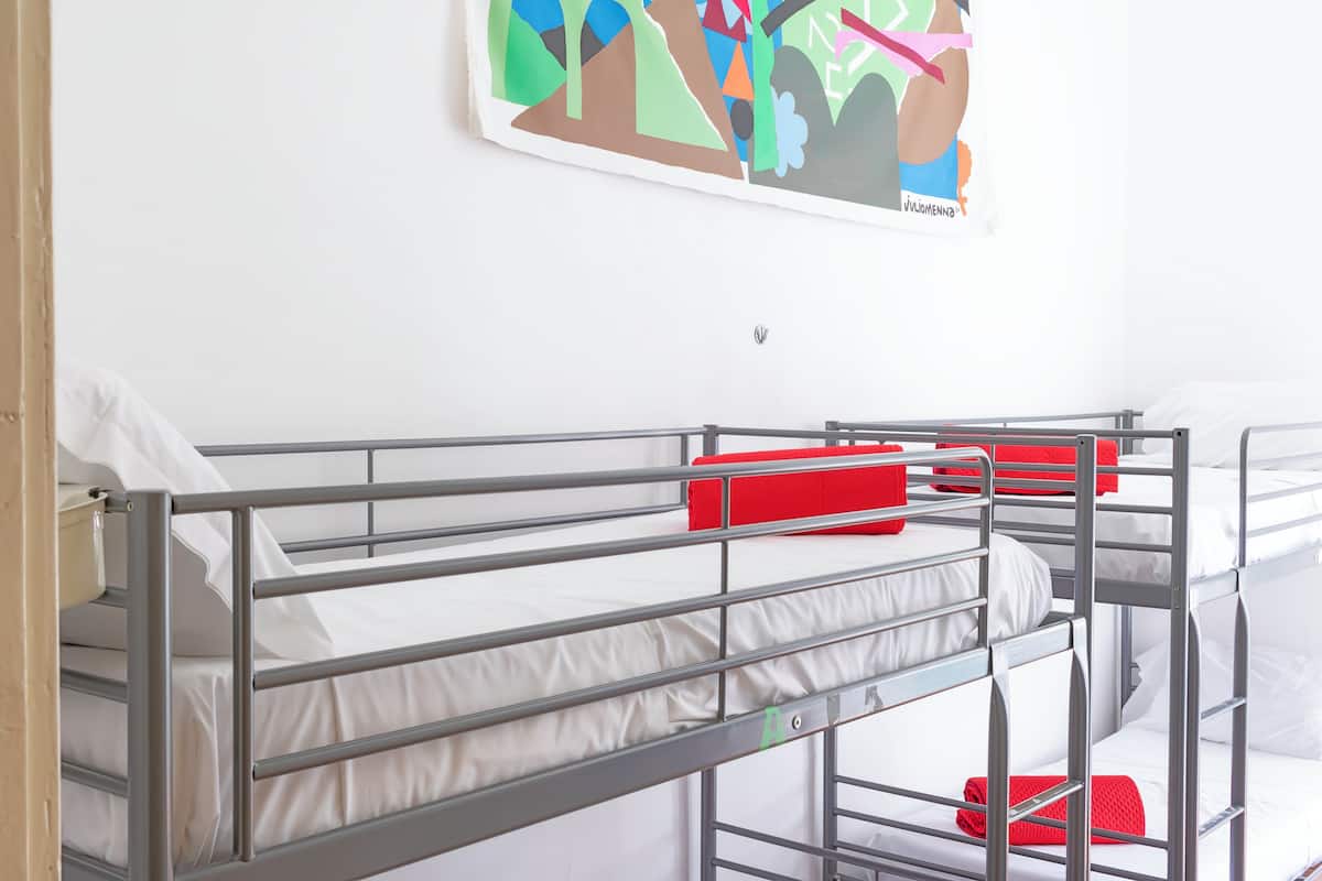 Gemeinsamer Standard-Schlafsaal, Gemischter Schlafsaal, Gemeinschaftsbad (up to 4 people) | 2 Schlafzimmer, individuell dekoriert, individuell eingerichtet