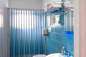 Family Suite, Ensuite, Garden View | Bathroom | Shower, free toiletries, hair dryer, towels - A Casa di Amici  (Palermo)