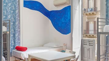 2 quartos, individualmente decorados, individualmente mobiliados