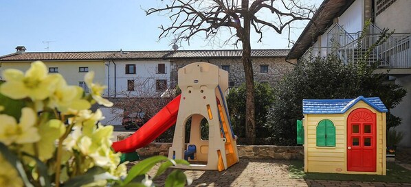 Children’s play area – outdoor