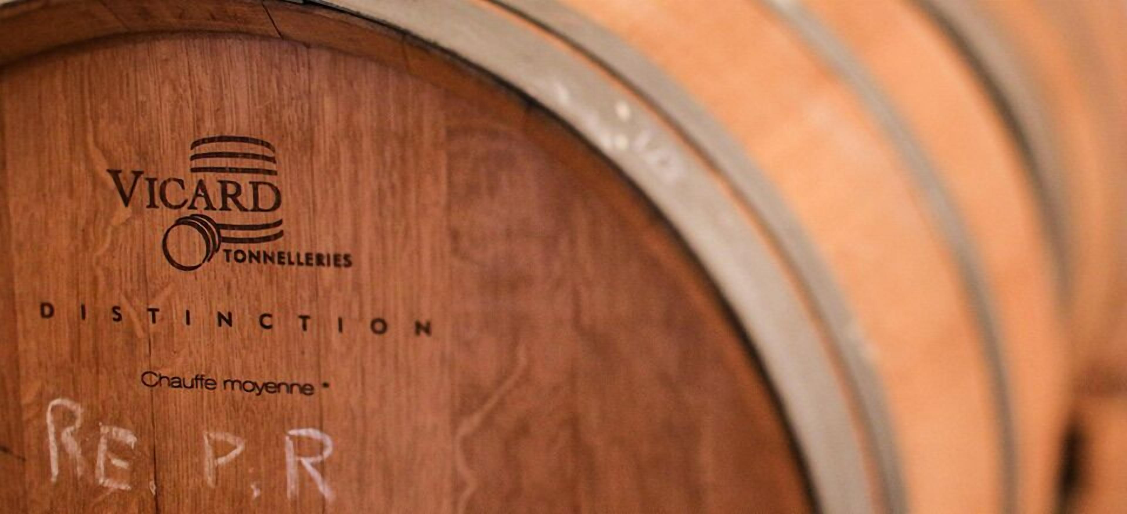 A wooden barrel with the text "Vicard Tonnelleries" and "Distinction" visible.