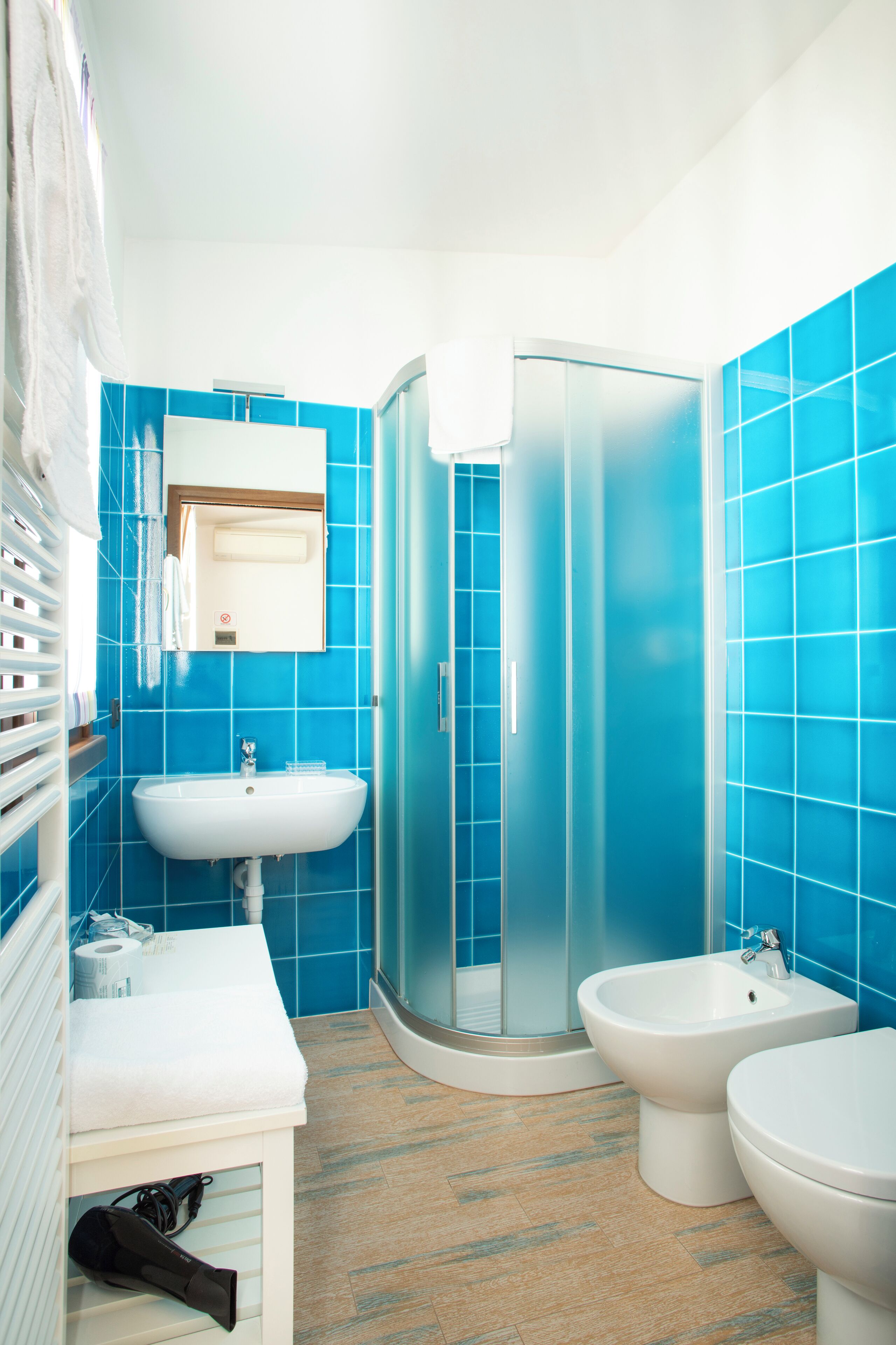 Camera singola | Bagno | Doccia, set di cortesia gratuito, asciugacapelli, bidet