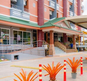 Front of property - Preechana Golden Place Service Apartment (Rayong)