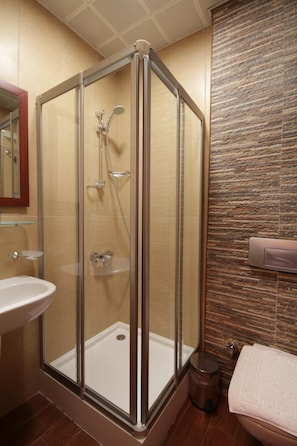 Shower, free toiletries, hair dryer, slippers - Konya Dervish Hotel (Konya)