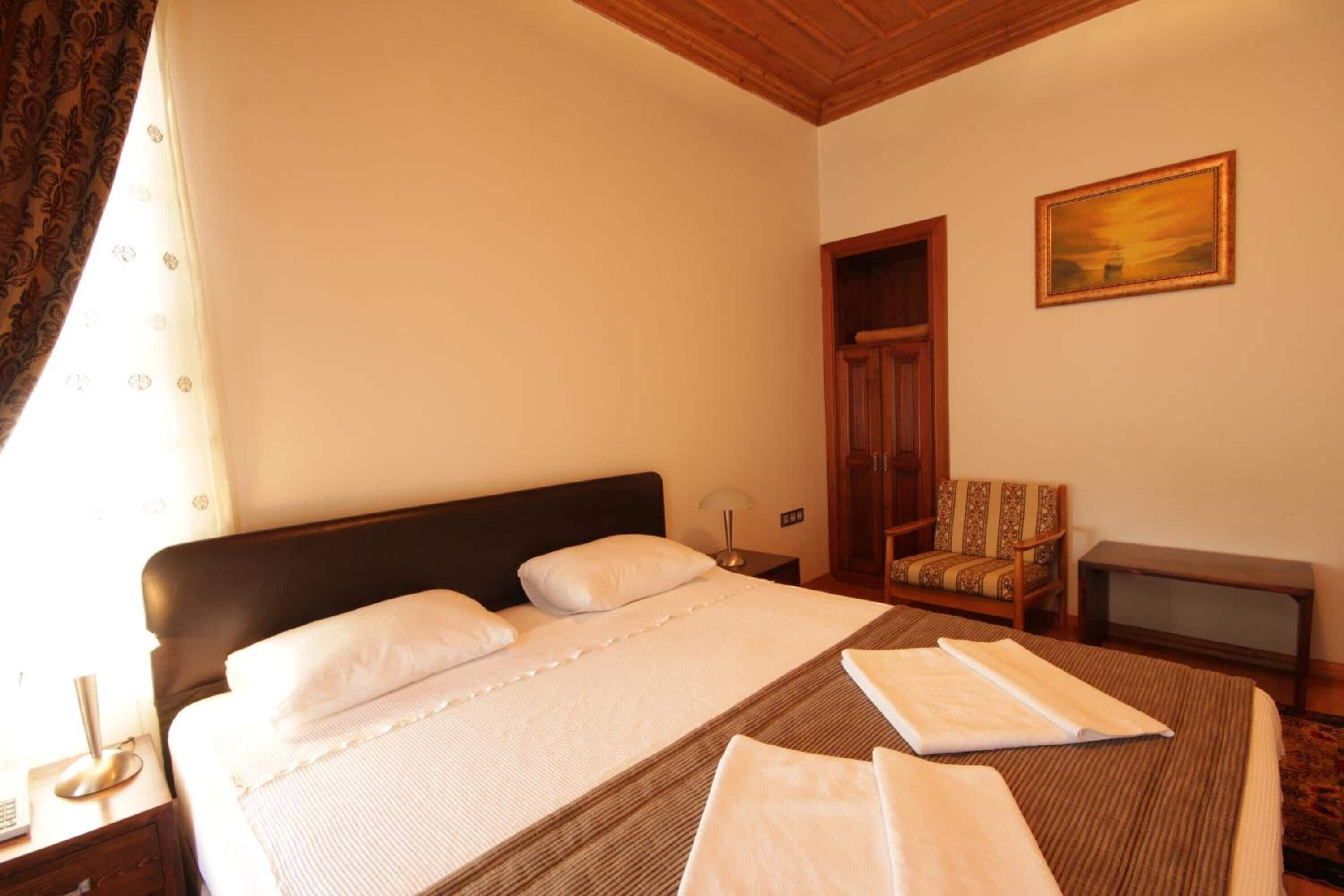 desk, soundproofing, free wifi