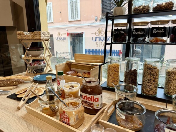 Desayuno continental todos los días (EUR 16 por persona)