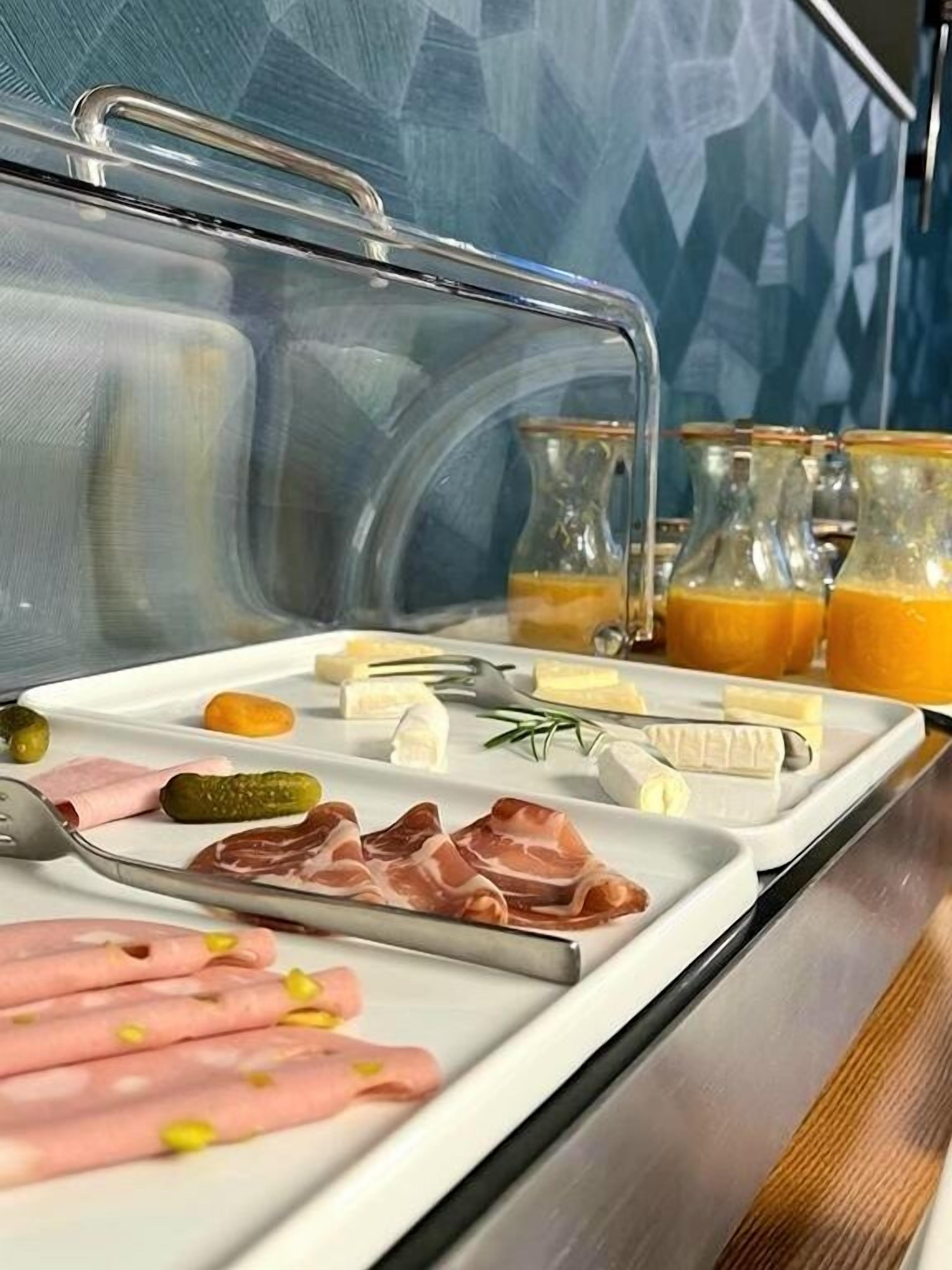 daily continental breakfast (eur 16 per person)