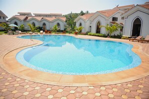 Piscine extérieure, chaises longues