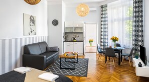 Deluxe Studio Suite, 1 Bedroom, City View (number 1) | 1 bedroom, premium bedding, iron/ironing board, cribs/infant beds - Old Town Residence BIS (Kraków)