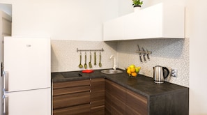 Deluxe Apartment, 1 Bedroom (number 3) | Private kitchenette | Fridge, stovetop, coffee/tea maker, electric kettle