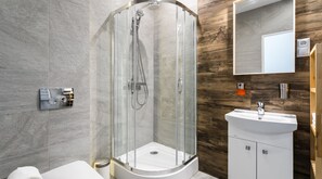 Deluxe-Apartment, 1 Schlafzimmer (number 3) | Badezimmer | Dusche, Haartrockner, Handtücher