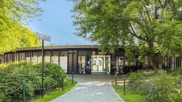 A building with a sign reading "NA GROBLACH" and a glass door entrance.