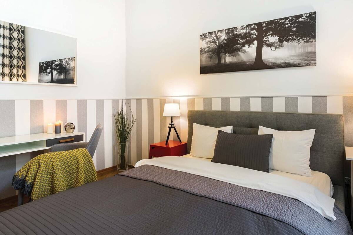 1 chambre, literie de qualité supérieure, fer et planche à repasser