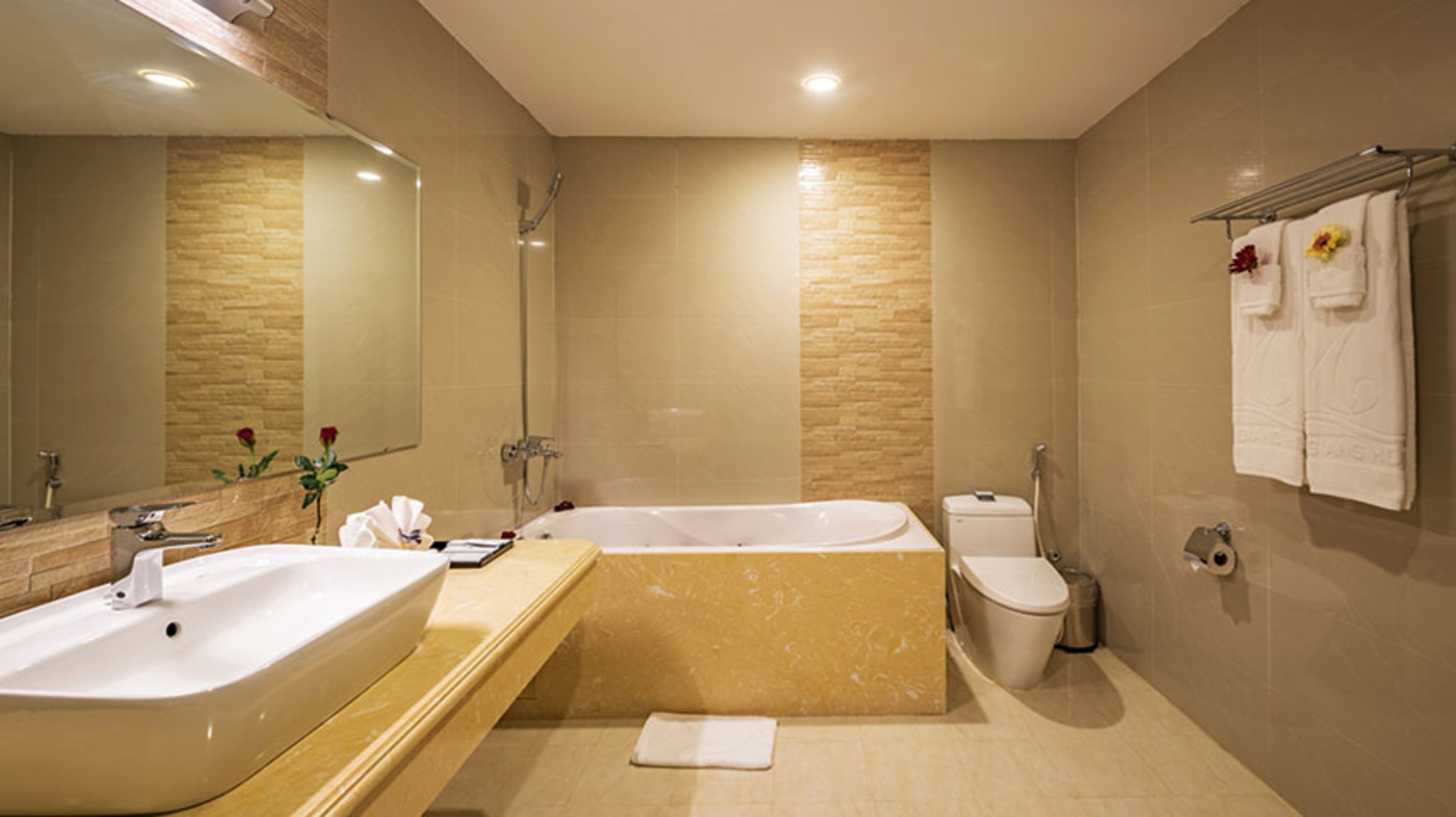 Ein modernes Badezimmer mit einem Doppelwaschtisch, einer Badewanne und einer Toilette.