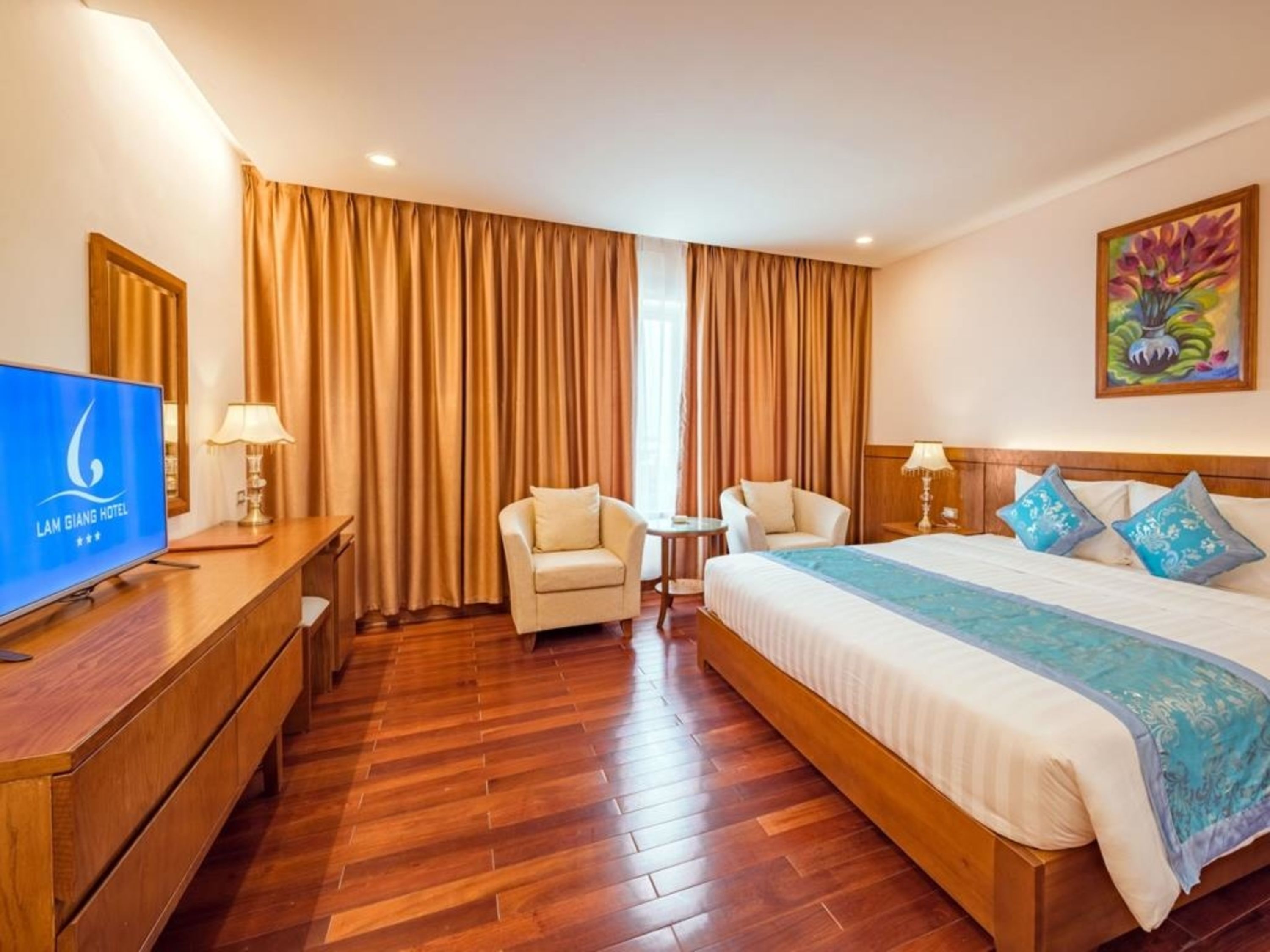 Lam Giang Suite | Minibar, in-room safe, desk, blackout drapes