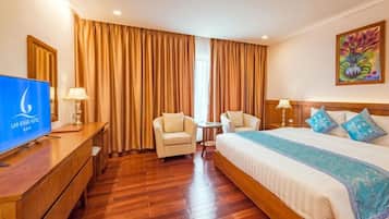 Lam Giang Suite | Minibar, in-room safe, desk, blackout drapes