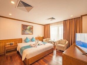 Premier Suite | Minibar, in-room safe, desk, blackout drapes