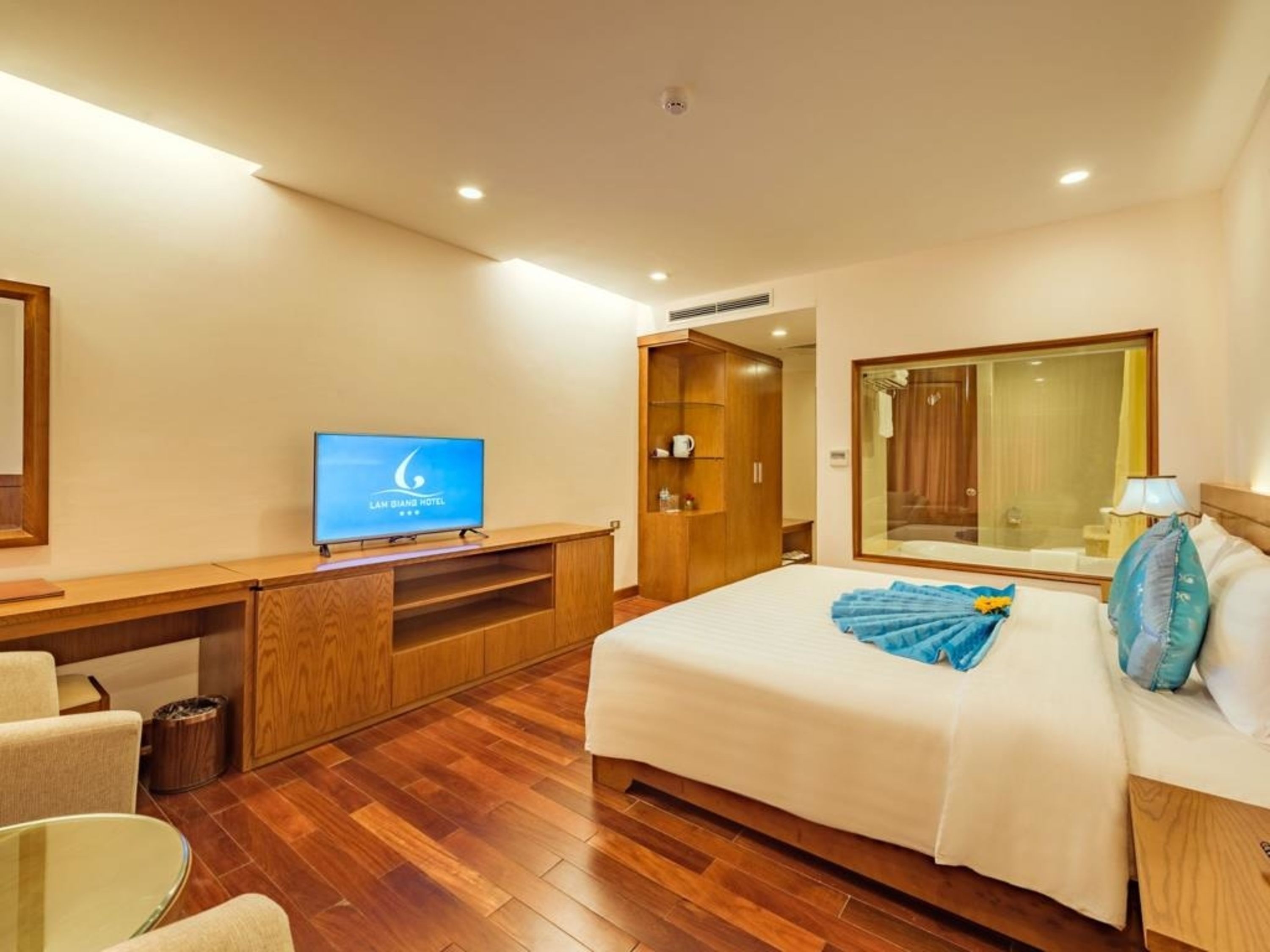 Deluxe Double Room | Minibar, in-room safe, desk, blackout curtains