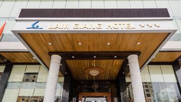 Ingresso di un hotel con un gruppo di persone in abiti tradizionali.