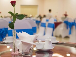 Breakfast, lunch, dinner served; local and international cuisine