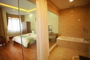 Separate tub and shower, rainfall showerhead, free toiletries - Family Airport Hotel (Hanoi)