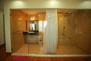Separate bathtub and shower, rainfall showerhead, free toiletries