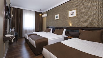 Habitación triple básica | 1 habitación, minibar, caja de seguridad en la habitación y escritorio